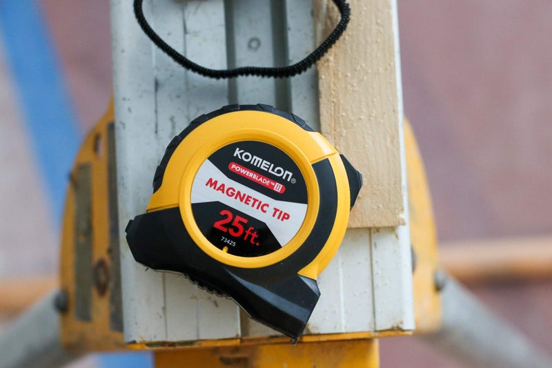 Komelon 73425; 25' x 1.06" Magnetic Powerblade II Tape Measure, Black/Yellow, Small - Image 4